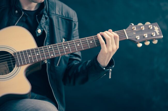 Akustikgitarre und ein Gitarrist